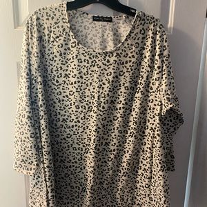 White & Gray leopard print 3/4 sleeve flowy top